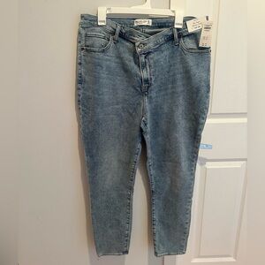 NWT Abercrombie & Fitch The Super Skinny Ankle Jean, size 34